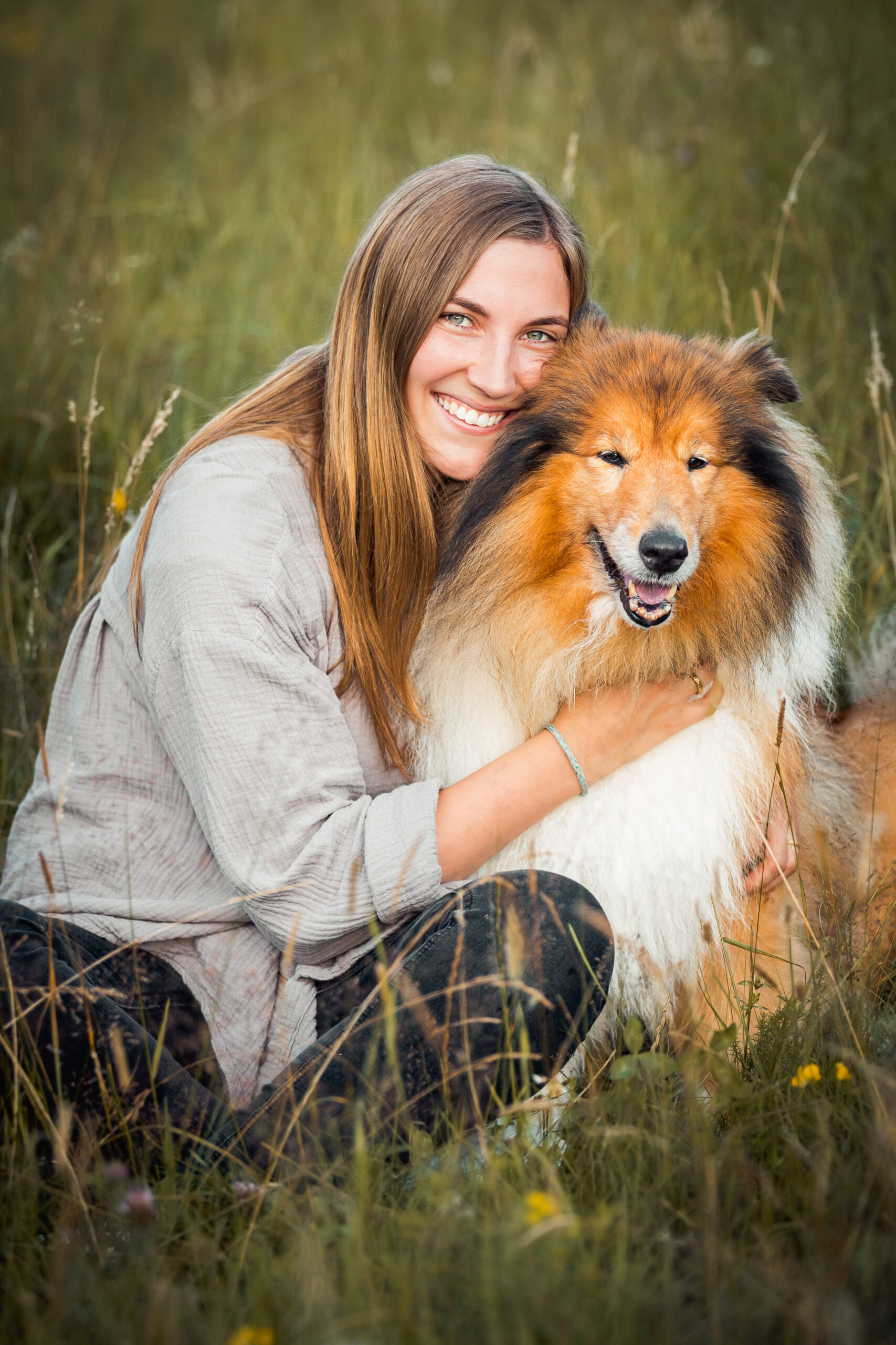 Hundetrainerin umarmt Collie